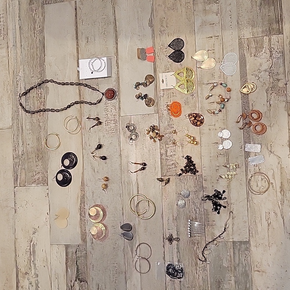 Earrings! Random Jewelry. SO MANY